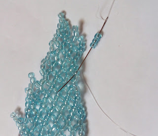 1769813944 428 Belle fleur perlee selon la technique du filet de perles