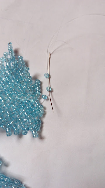 1769813947 775 Belle fleur perlee selon la technique du filet de perles