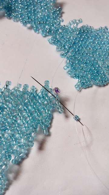 1769813949 462 Belle fleur perlee selon la technique du filet de perles