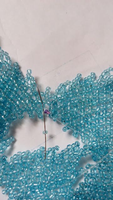 1769813954 466 Belle fleur perlee selon la technique du filet de perles