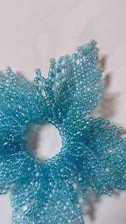 1769813956 823 Belle fleur perlee selon la technique du filet de perles