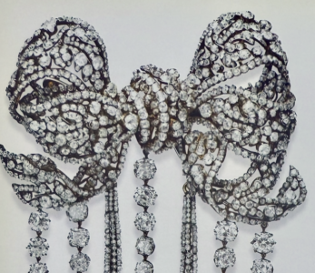 Broche Eugénie parmi 8 bijoux volés au Louvre