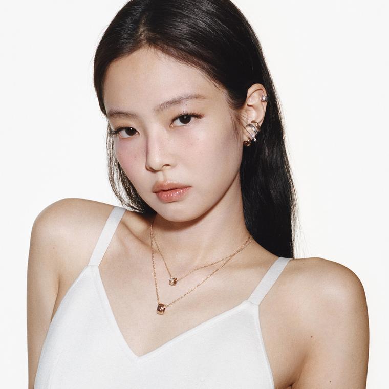 Deux versions du collier Coco Crush de Chanelwore par Jennie