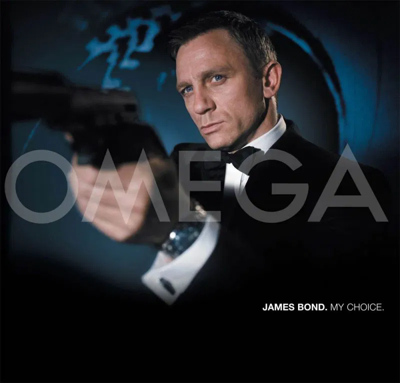Daniel Craig dans le rôle de James Bond portant une Omega