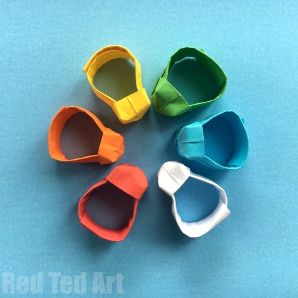 DIY Bague Origami Facile - Rouge plus amusant avec du papier. Regardez comme ces petits anneaux en papier sont MIGNONS ! Un superbe modèle d'origami pour les débutants.