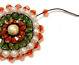 1770670937 545 Brick stitch autour dune perle