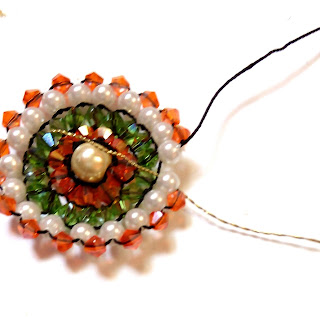 1770670938 134 Brick stitch autour dune perle