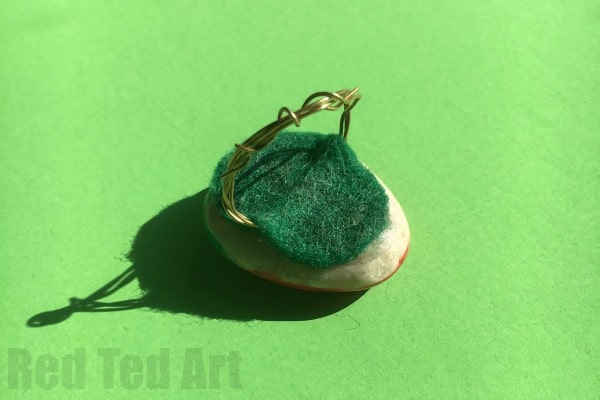 Bague en pierre DIY - Bague Fraise Kawaii DIY - Vous aimez le bon DIY ROCK ? Découvrez ces bagues rock super mignonnes. Ils constituent un souvenir d’été parfait ainsi qu’un accessoire d’été. Tellement amusant. Et nous avons créé le nôtre "base d'anneau" aussi, donc vous n'avez pas besoin de sortir et d'acheter des trucs sophistiqués !