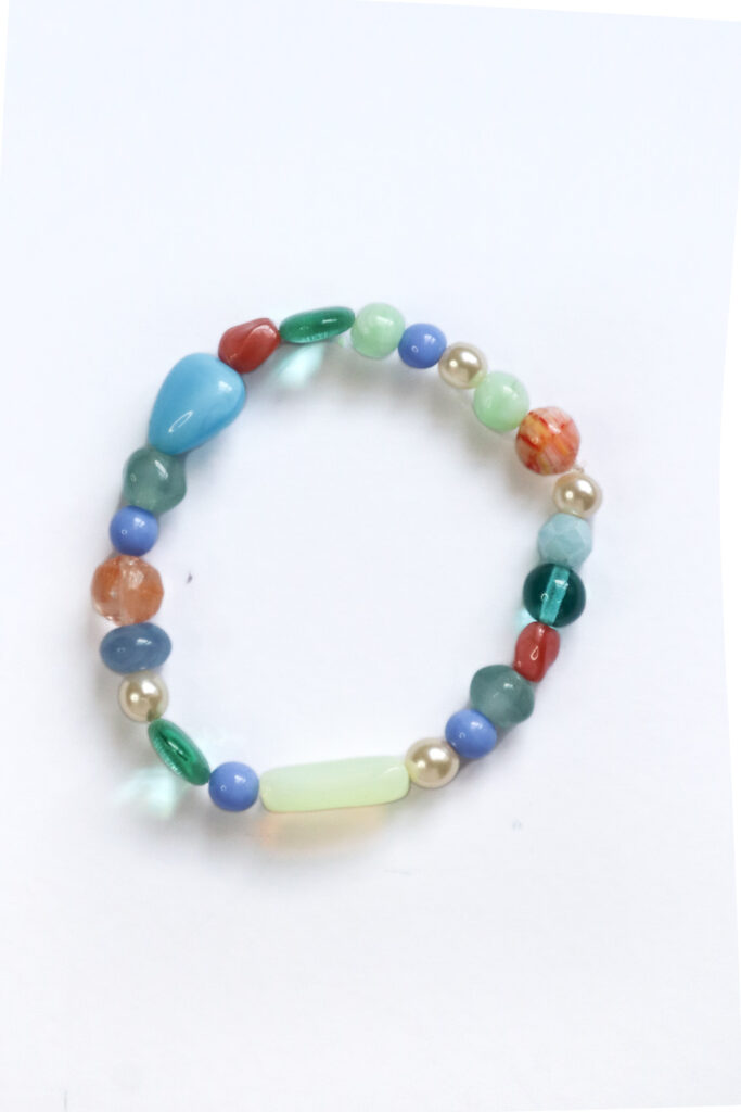 Comment faire un bracelet en perles - bracelet fini avec des perles de verre colorées,