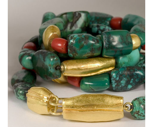 Collier turquoise, corail et or 18 carats par Nancy Michel (Quadrum Gallery)