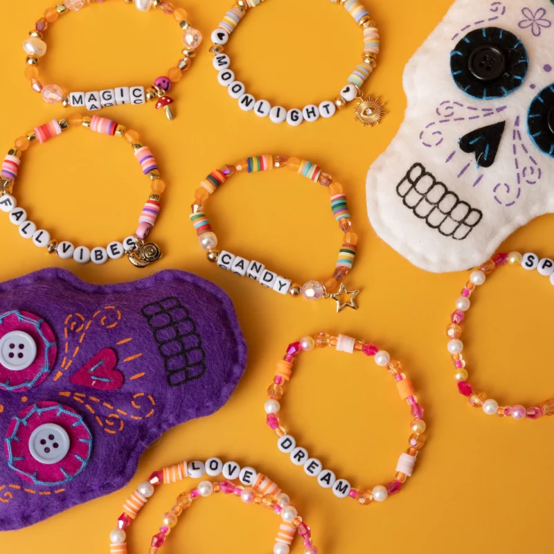 Bracelets de perles avec lettres d'Halloween DIY – Bijoux fabriqués par moi