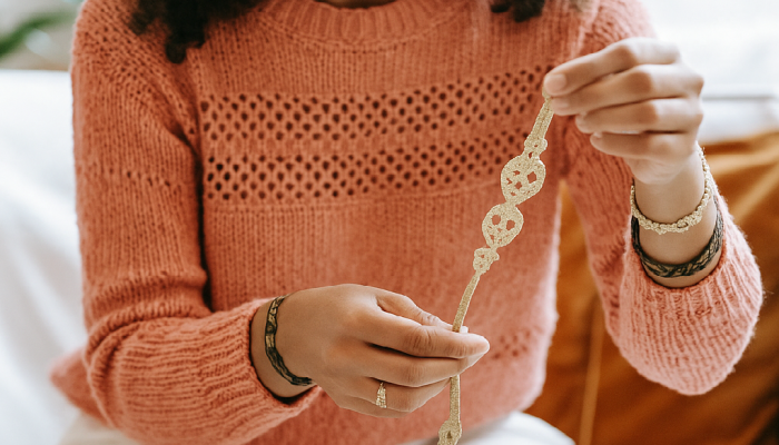 Une femme est en train de personnaliser son bracelet Une femme est en train de personnaliser son bracelet