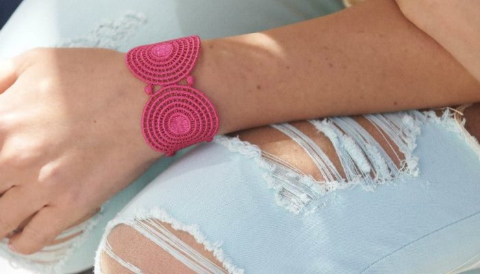 Un bracelet plus large dont la couleur convient pour les filles Un bracelet plus large dont la couleur convient pour les filles