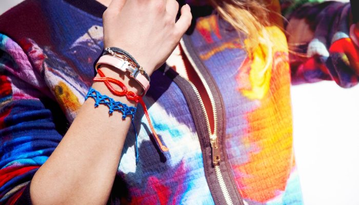 Un exemple de bracelet ajustable femme qui associe la douceur du tissu et les motifs raffinés Un exemple de bracelet ajustable femme qui associe la douceur du tissu et les motifs raffinés