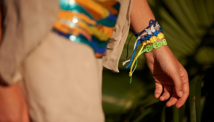 Un ensemble de bracelets de couleurs différentes et assortis à la tenue Un ensemble de bracelets de couleurs différentes et assortis à la tenue