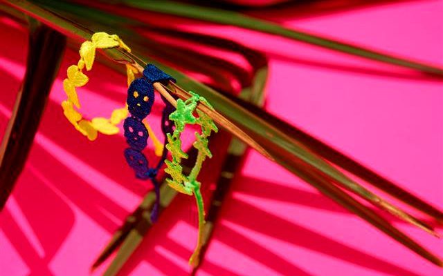 Un bracelet papillon jaune à porter avec d'autres bracelet de styles différents