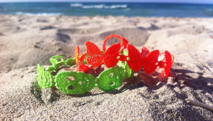 Un bracelet coloré en forme de dentelle comme étant un bijou d’été Un bracelet coloré en forme de dentelle comme étant un bijou d'été