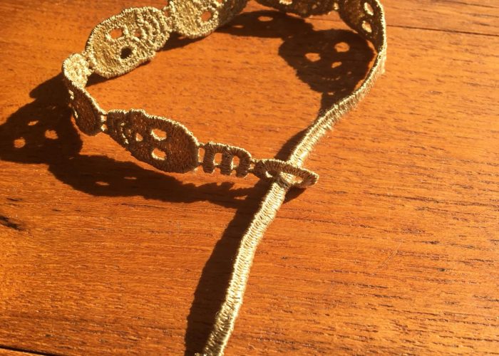 Bracelet brodé tetes de mort sur un bois Bracelet brodé tetes de mort sur un bois