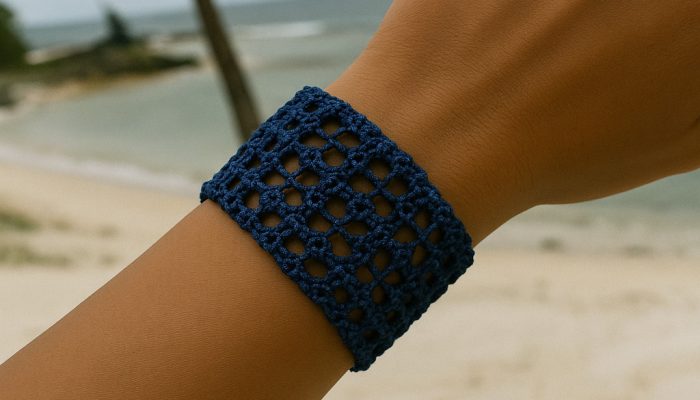 Bracelet crochet bleu sur plage tropicale Bracelet crochet bleu sur plage tropicale