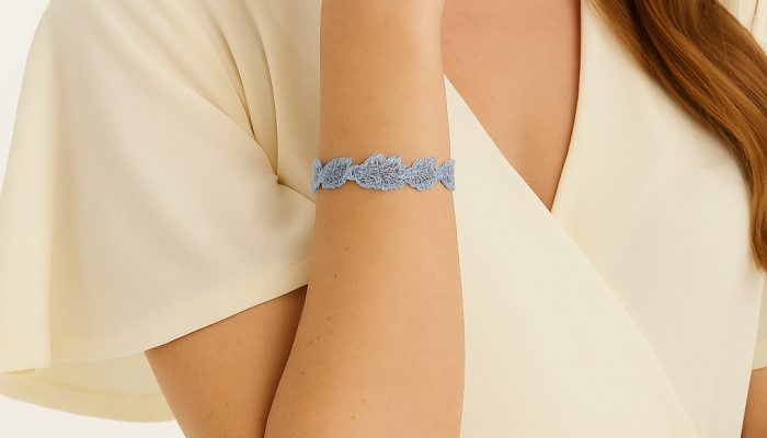 Bracelet femme en dentellle bleu sur fond blanc Bracelet femme en dentellle bleu sur fond blanc