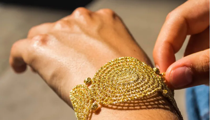 Bracelet manchette Ethnique missiu d’orée sur un poignet Bracelet manchette Ethnique missiu d'orée sur un poignet