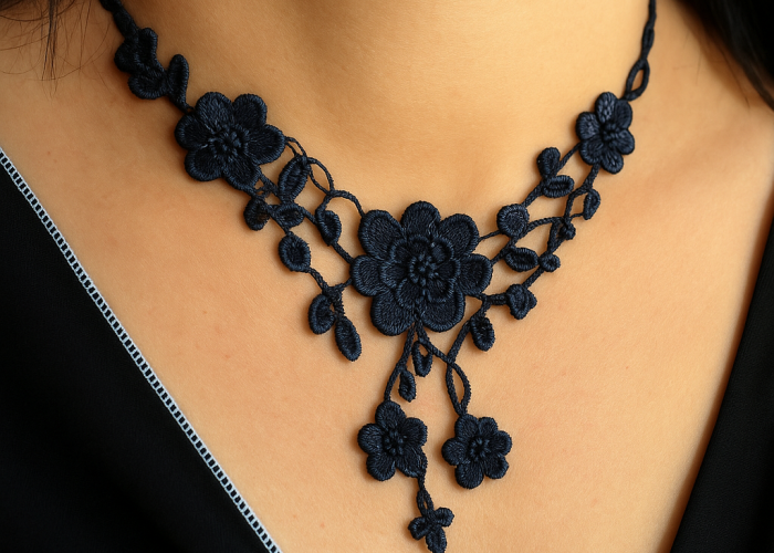Collier femme dentelle florale bleu marine Collier femme dentelle florale bleu marine