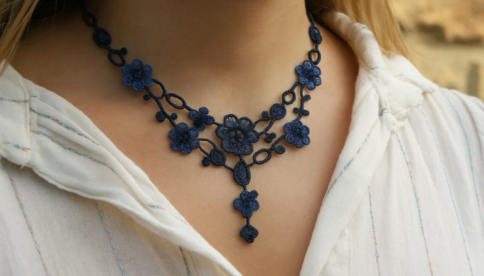 Collier flower Power porté par une femme Collier flower Power porté par une femme