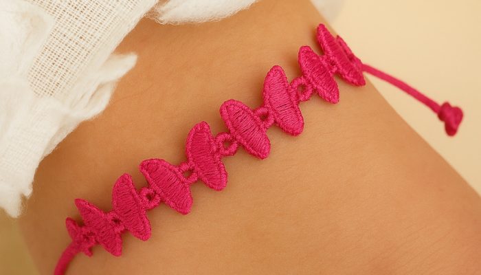 Doux bracelet papillons roses au poignet Doux bracelet papillons roses au poignet