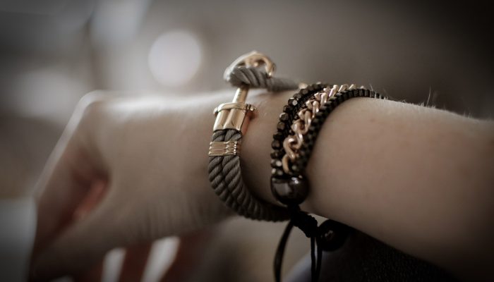 Un modèle de bracelet ceinture femme combinant tissu et accessoires en or Un modèle de bracelet ceinture femme combinant tissu et accessoires en or
