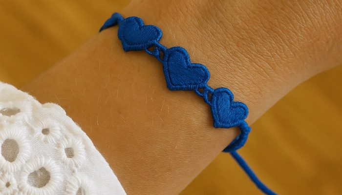 bracelet-coeurs-bleu-sur-poignet bracelet-coeurs-bleu-sur-poignet