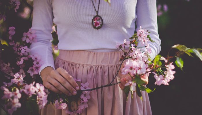 Une jeune femme mettant en valeur un collier hippie avec une tenue simple Une jeune femme mettant en valeur un collier hippie avec une tenue simple