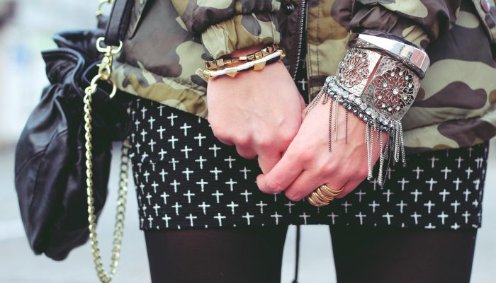 Un bracelet brodé orné avec d’autres matériaux pour créer un aspect sophistiqué Un bracelet brodé orné avec d'autres matériaux pour créer un aspect sophistiqué