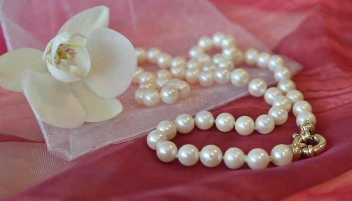 Mariage parfait entre un collier de fleur en tissu et autes accessoires en perles Mariage parfait entre un collier de fleur en tissu et autes accessoires en perles