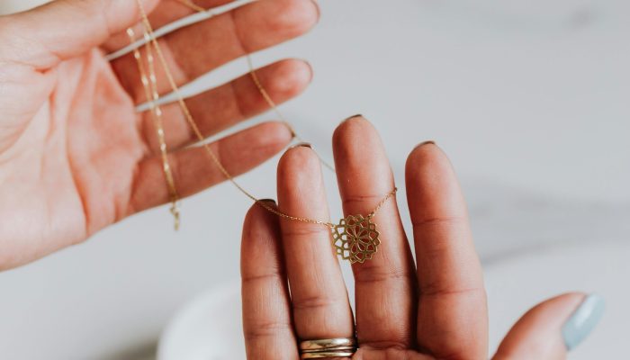 Un des modèles de collier plaqué en or adapté à différents styles de tenue Un des modèles de collier plaqué en or adapté à différents styles de tenue