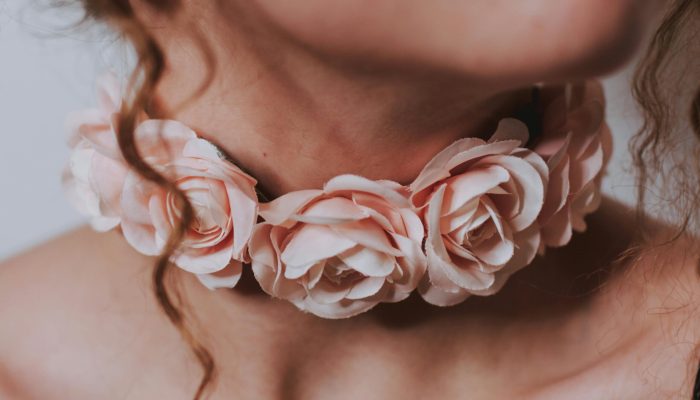 Un collier de fleur en tissu plus volumineux mais qui convient au cou Un collier de fleur en tissu plus volumineux mais qui convient au cou
