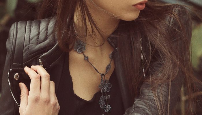 Un des modèles de collier en tissu incontournable en printemps Un des modèles de collier en tissu incontournable en printemps
