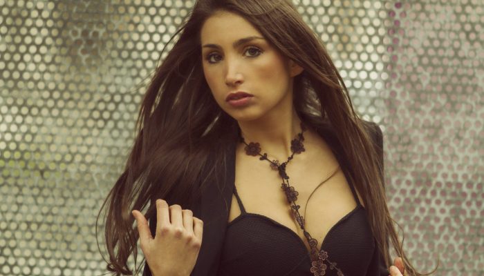 Un modèle de collier similaire au style de trèfle disponible chez Missiu Un modèle de collier similaire au style de trèfle disponible chez Missiu